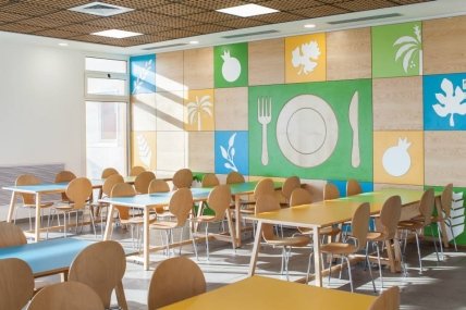 школа The King Solomon School столовая