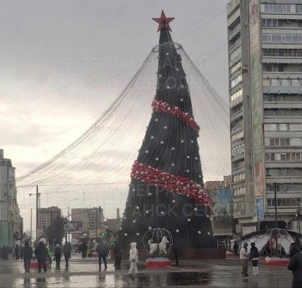 Как выглядит главная елка в Луганске