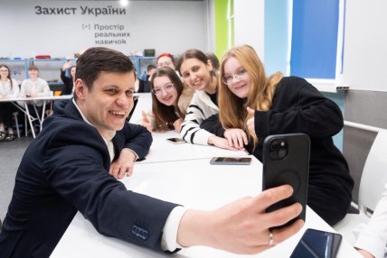 Фото Роман Грищук разом зі школярами