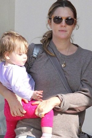 Беременная Дрю Бэрримор с дочкой (ФОТО) - изображение №1