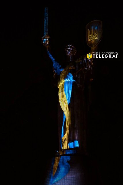 Лазерно-світлове шоу на монументі Батьківщина-Мати у Києв