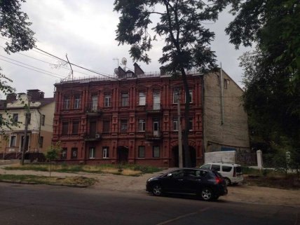 Будинок-невидимка у Дніпрі перетворюється на звичайну будівлю під іншим ракурсом