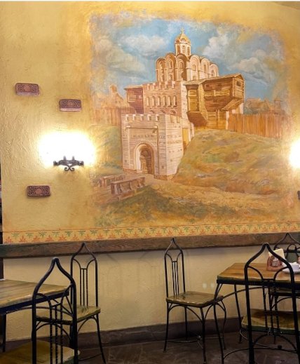 Интерьер кафе "Ярослава" напоминает стиль времен Киевской Руси