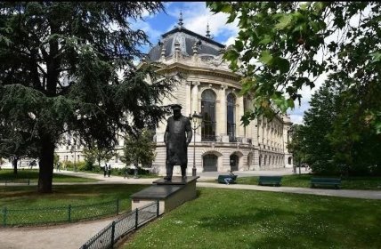 Статуя Вінстона Черчилля на тлі Малого палацу