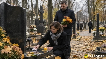 Женщина убирает могилу, рядом мужчина с цветами, на кладбище горят свечи