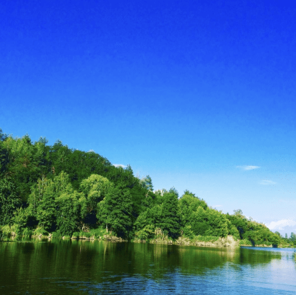 Блакитне озеро в селі Бушеве