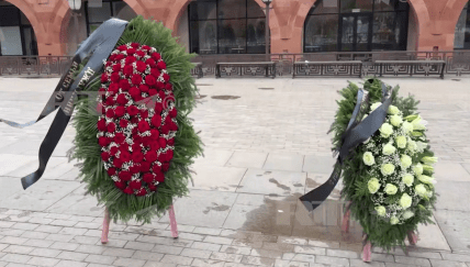 Вінки на церемонії прощання із пропагандистом Кеосаяном
