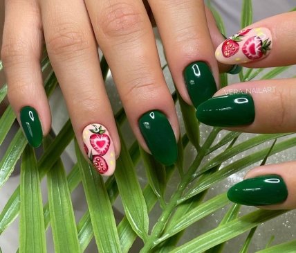 клубничный маникюр
