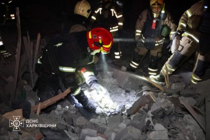 Работа спасателей в Харькове после ракетного удара РФ по дому