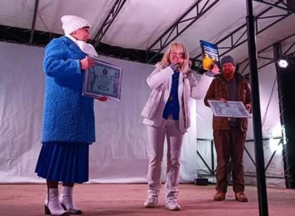 Лана Ветрова вручает сертификат председателю сельсовета