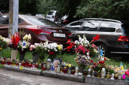 Місцеві несуть квіти