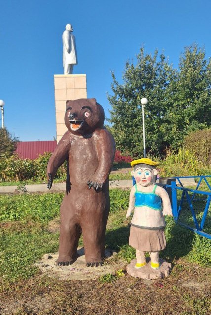 Скульптура Маші і ведмедя в Росії