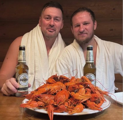 Олександр Алієв та Артем Мілевський п’ють пиво з раками