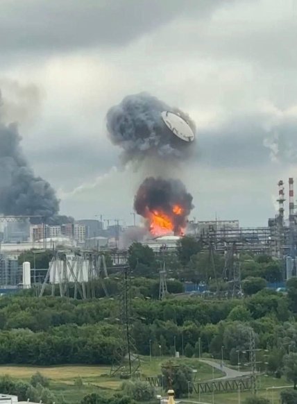 Москва горить НПЗ - кришка злетіла в повітря