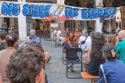 джефф безос протесты в венеции