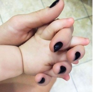 Кристина Асмус создала ажиотаж, выложив фото дочери в соцсеть