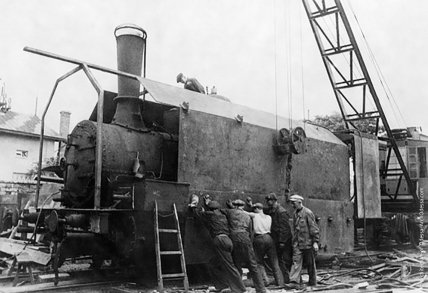 Робітники бронюють паровоз