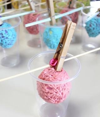 Готовимся к Пасхе с детьми: делаем цветные шоколадные яйца - изображение №4