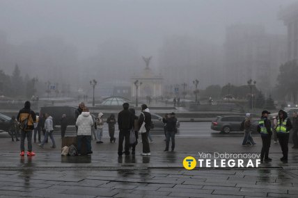 Люди гуляют по улицам Киева