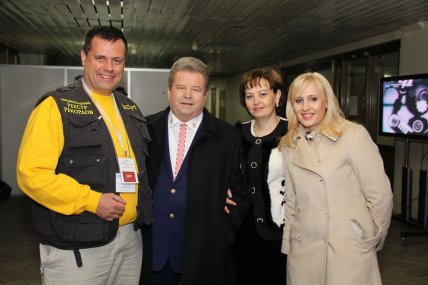 Михайло Поплавський з експертом національного реєстру рекордів та двома жінками