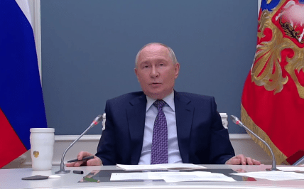 У новому відео Путін тримається руками за стіл