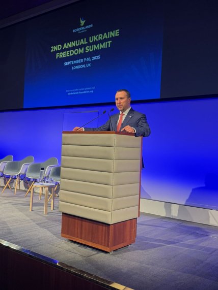 Генеральний директор "Української бронетехніки" Владислав Бельбас під час відкриття форуму в Лондоні