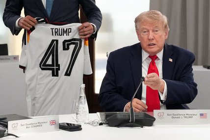 Фридрих Мерц вручил Дональду Трампу футболку сборной Германии