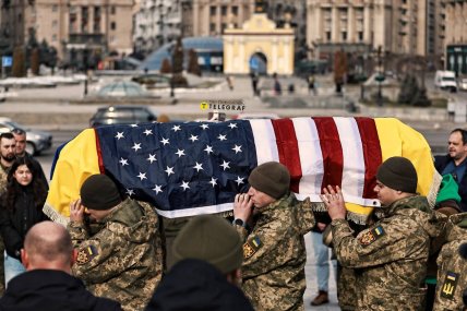 На Майдані попрощалися з захисником зі США. Знищив 12 окупантів і загинув, рятуючи побратима (фото та відео)