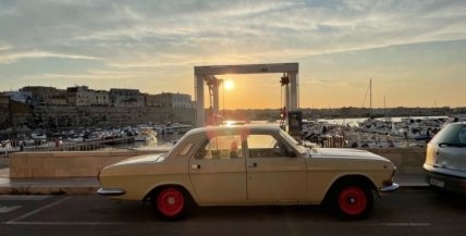 Автівка бежевого коліру з рожевими ободами коліс