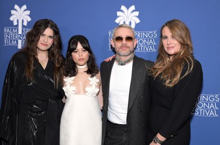 Джейд Холли Бартлетт, Дженна Ортега, Мартин Фриман и Мэри-Маргарет Кунце