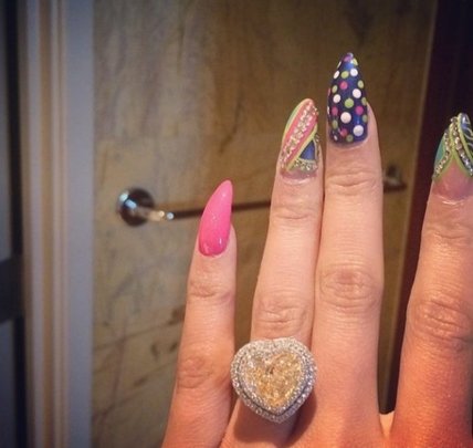 Эпатажная Ника Минаж получила помолвочное кольцо