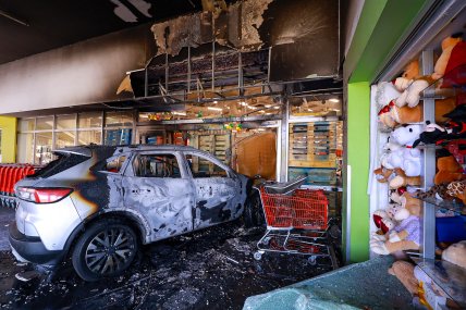 Члены картеля в Мексике крушили магазины. Фото: Getty Images