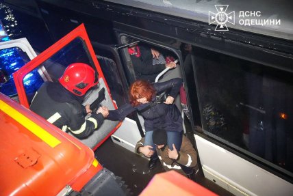 Спасатели помогают пострадавшим из-за потопа в Одессе 30 сентября