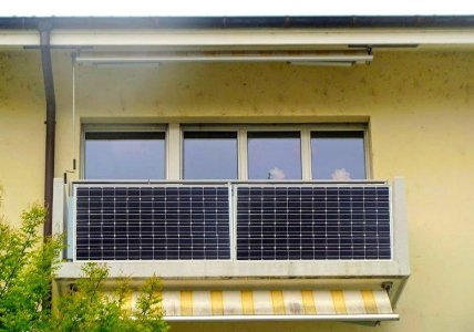 Сонячні панелі на балконі