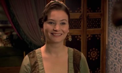 Ніхан Бююкаач в ролі Гюльшах у серіалі "Величне століття"