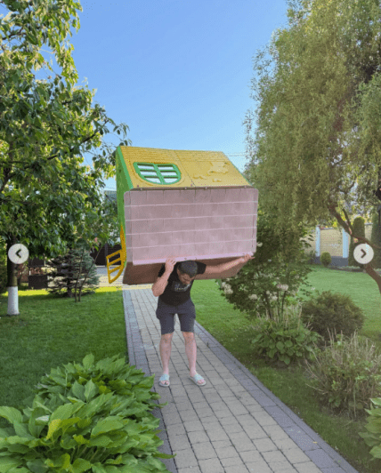 Орест Саламаха с игрушечным домиком для детей