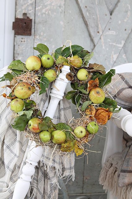 Композиції до свята осені: Вінок з осінніх квітів, листя, шишок, овочів та фруктів (фото) - изображение №6