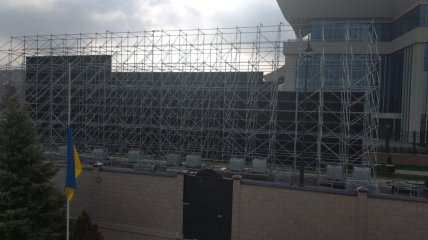 Экран перед посольством Украины в Кыргызстане