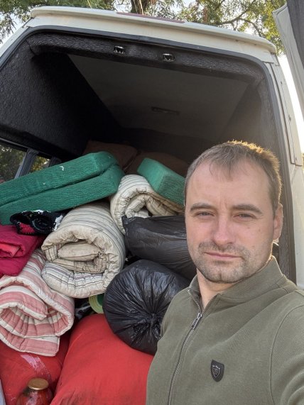 Вадим возит на фронт теплые вещи, матрасы, одеяла, пищевые продукты.