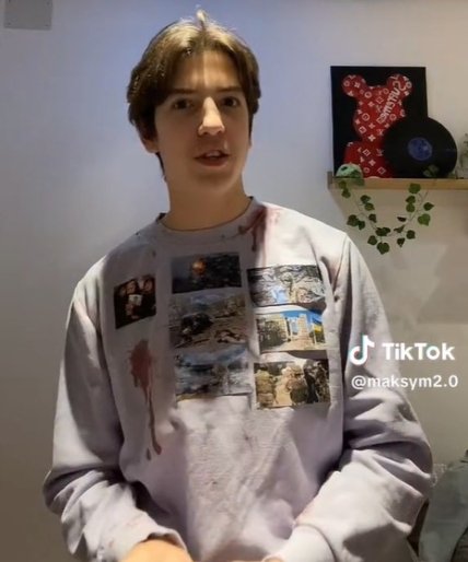 Кофта Макса с наклеенными фото российских преступлений