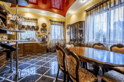 Під Києвом продають будинок у стилі Пшонки