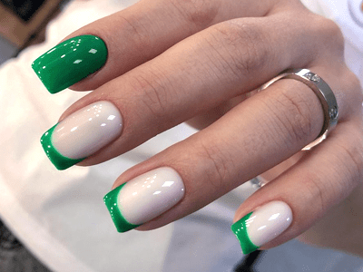 Зеленый маникюр с блестками на короткие и длинные ногти
