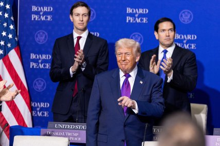 Дональд Трамп краватка фіолетова