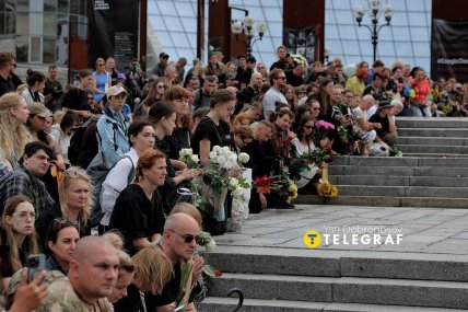 На знак поваги люди ставали на коліна