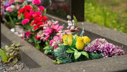 Чи можна нести пластикові кольори на цвинтарі