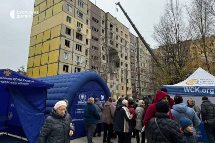 Російський дрон поцілив у будинок у Дніпрі  - допомога на місці