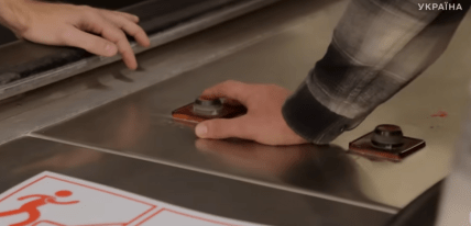 Кнопка зупинки ескалатора в метро