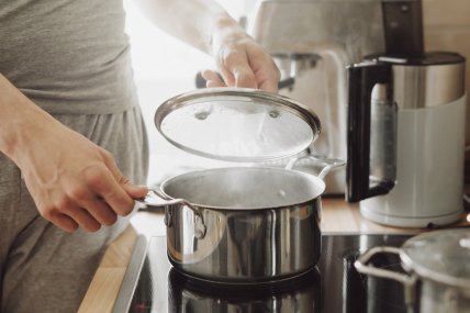 Кипячение воды с уксусом нейтрализует запахи.