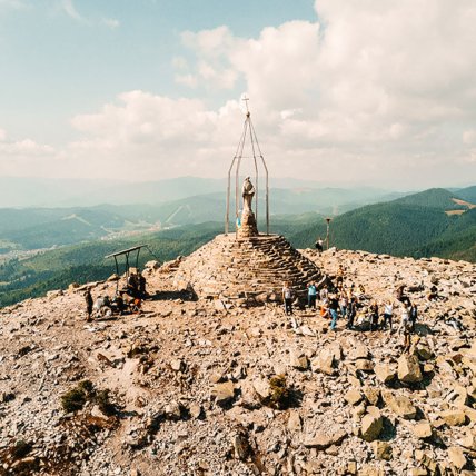 Вершина горы Хомяк без снега