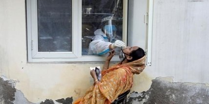 человек в защитном костюме